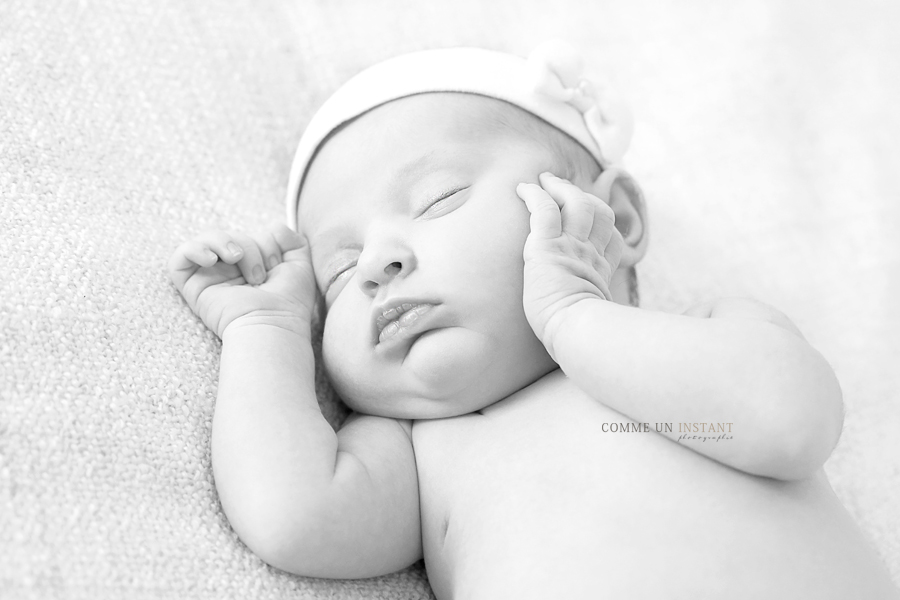 noir et blanc, bébé studio, photographe pro de nouveaux nés a Paris 75 et sa région du côté de la Tour Eiffel, des Champs Elysées et du Pont des Arts, nouveau né en train de dormir, bébé en train de dormir, nouveau né studio, nouveau né, bébé