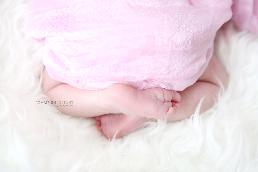 petits pieds, petit peton - photographe professionnelle bébé en train de dormir - nouveau né en train de dormir - bébé - photographe à domicile nouveau né - nouveau né studio - photographe professionnelle pour bébé en centre ville de Saint Cloud (92210 Hauts de Seine 92)