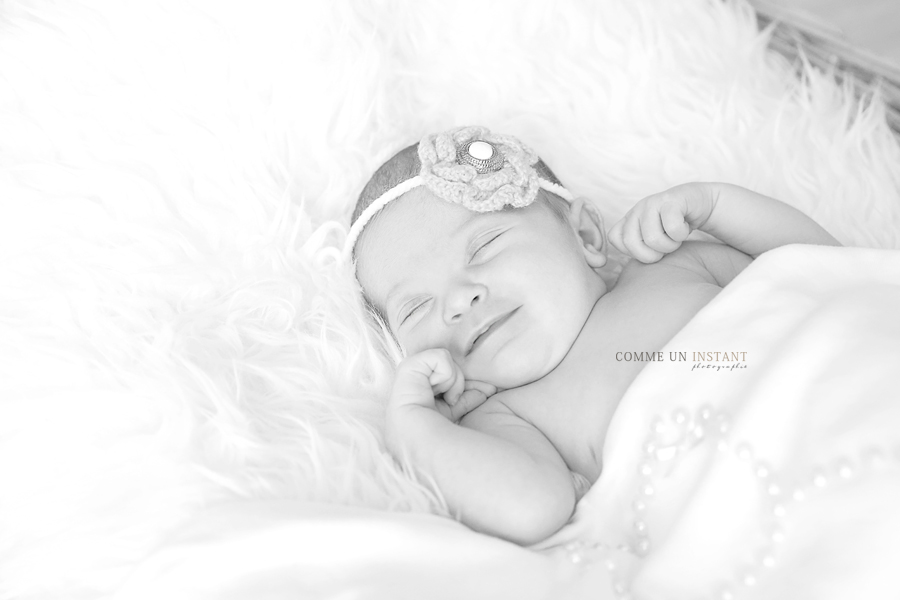 photographe a domicile bébé - nouveau né - bébé studio - photographe à domicile nouveaux nes - noir et blanc - photographe professionnelle bébé en train de dormir - nouveau né studio - shooting nouveau né en train de dormir