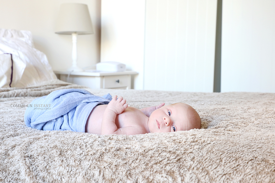 photographe pour nouveaux nés - photographe à domicile bébé aux yeux bleus