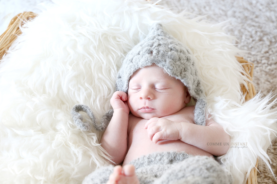 photographe professionnelle nouveau né studio, photographe pro bébé studio, photographe a domicile nouveaux nes sur Paris 75 au niveau de la Tour Eiffel et du Sacré Coeur, nouveau né en train de dormir