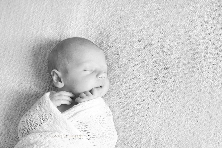 shooting nouveau né studio, reportage photographe nouveau né en train de dormir, shooting de bébé en centre ville de Levallois Perret (92300 Hauts de Seine 92), bébé studio, photographe professionnelle noir et blanc