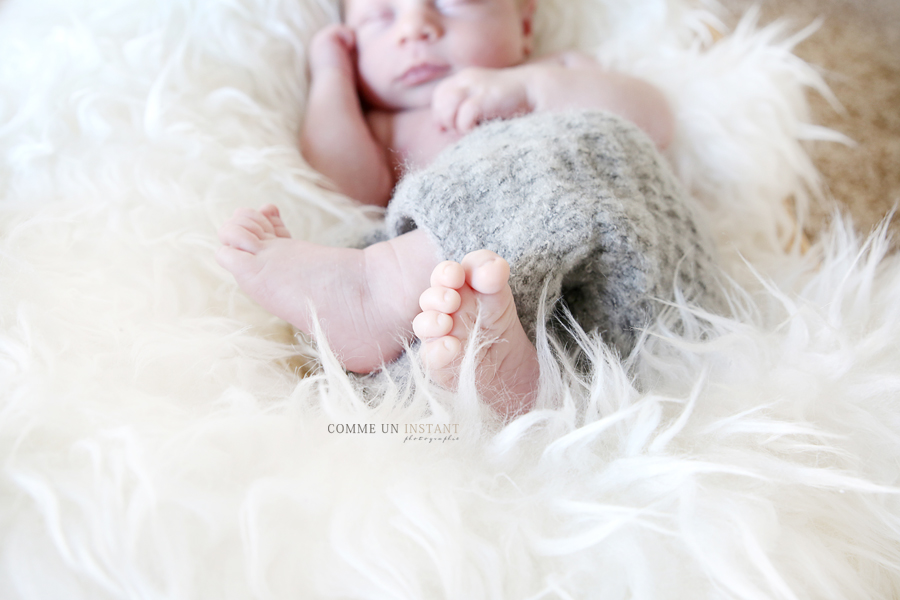 photographe pro bebes en centre ville de Levallois Perret (92300 Hauts de Seine 92), nouveau né studio, petits pieds, petit peton, photographe à domicile nouveau né en train de dormir