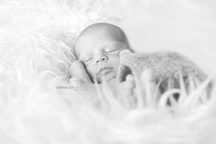 shooting à domicile noir et blanc - nouveau né en train de dormir - photographe pro nouveau né studio - shooting à domicile pour nouveaux nes en centre ville de Levallois Perret (92300 Hauts de Seine 92) - bébé studio