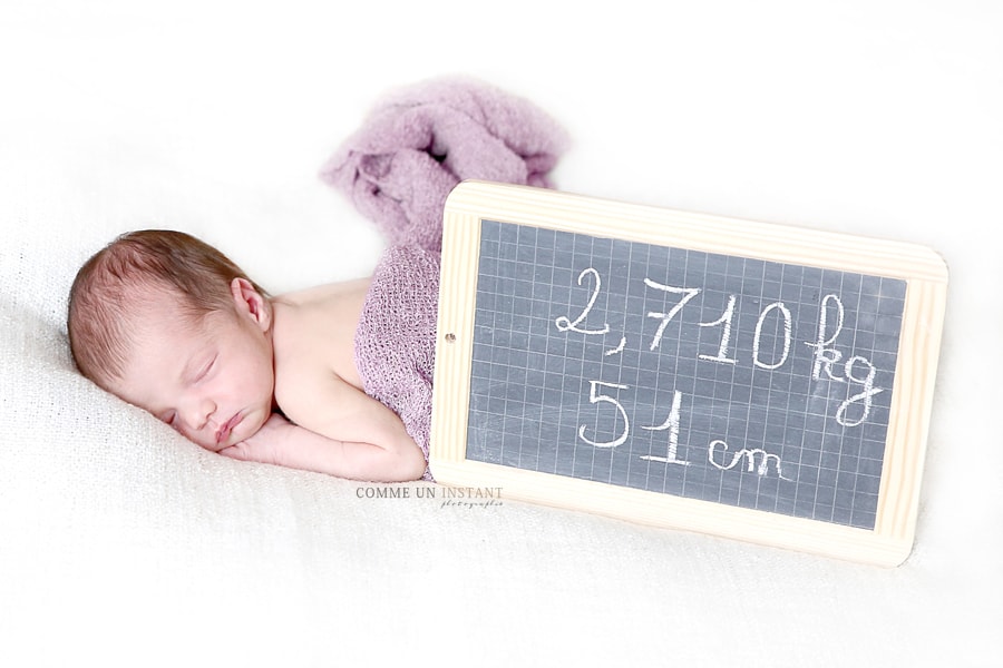 photographe a domicile nouveau né en train de dormir, reportage photographe de bebes