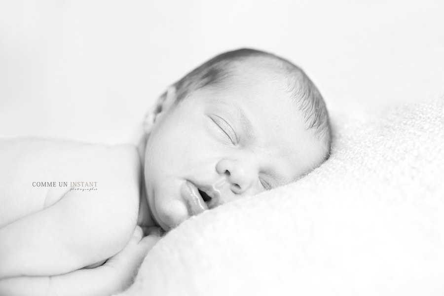 photographe professionnelle pour bébés a Paris (75000 Paris 75) - nouveau né en train de dormir - photographe à domicile noir et blanc
