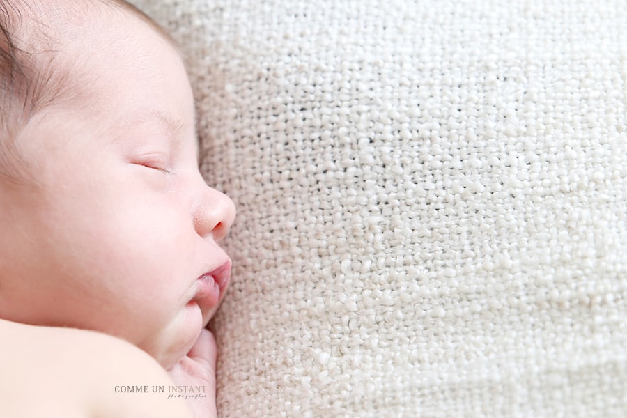 photographe à domicile bébé - nouveau né studio - photographe pro nouveau né en train de dormir