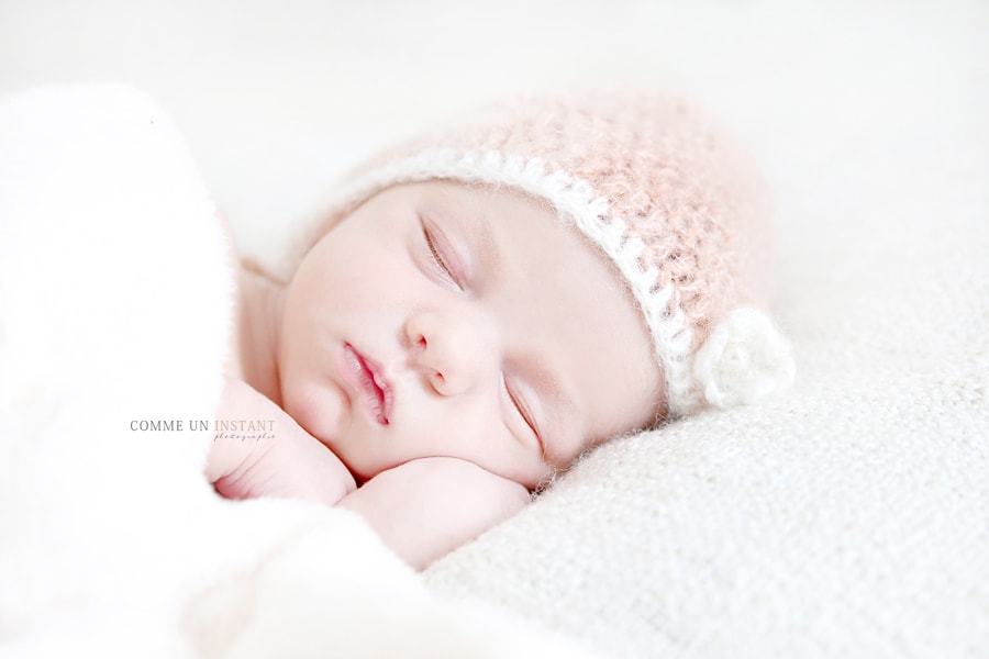 nouveau né studio - photographe nouveau né en train de dormir - reportage photographe de nouveaux nes en plein coeur de Paris 75 au niveau de l'Opéra, du Trocadero et de la cathédrale Notre Dame - reportage photographe bébé studio - bébé en train de dormir