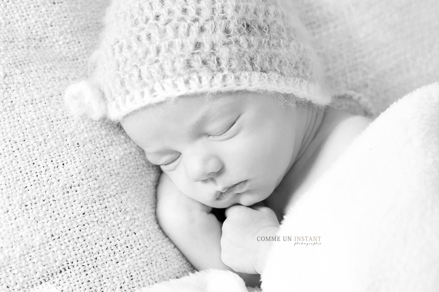 photographe pro bébé studio - nouveau né studio - shooting pour nouveau né sur Paris 75 proche des Invalides et du Pont Alexandre III - noir et blanc - bébé en train de dormir - photographe pro nouveau né en train de dormir