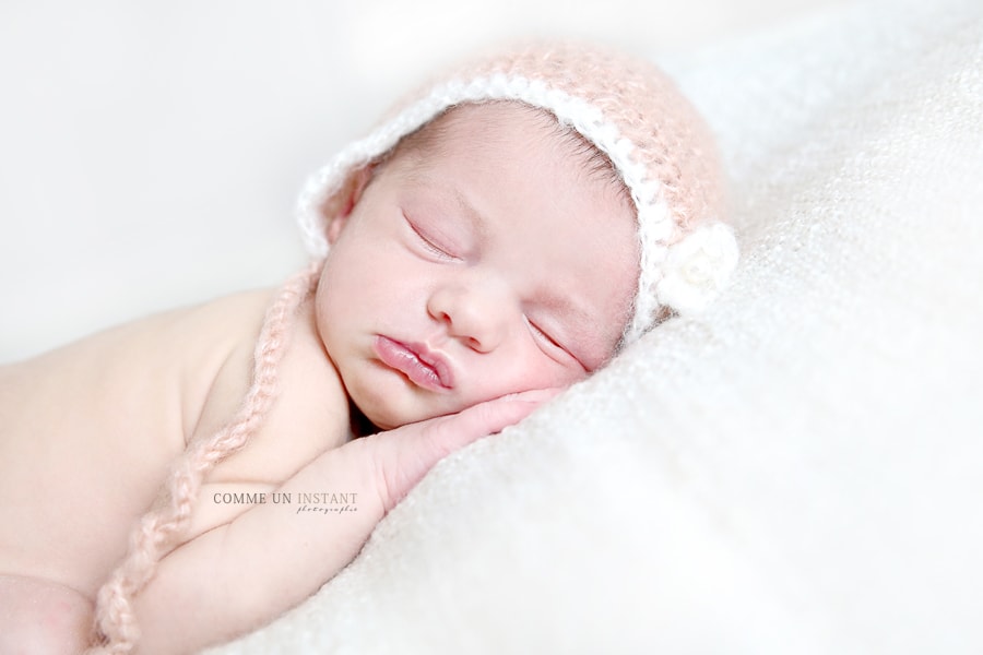photographe a domicile nouveau né en train de dormir, photographe pro pour bebe, bébé en train de dormir, photographe professionnelle nouveau né studio