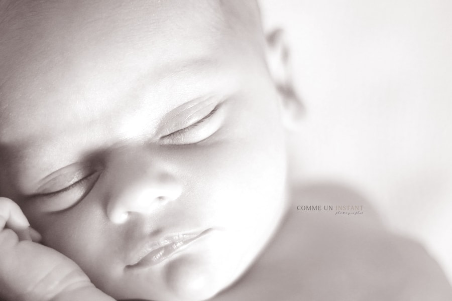 nouveau né en train de dormir - sépia - photographe à domicile de bébés en centre ville de Paris 75 au niveau du Pont Alexandre III et de la Concorde - photographe pro nouveau né - nouveau né studio