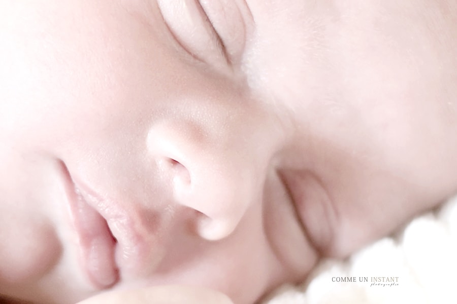 nouveau né en train de dormir, photographe pro bebes à Paris 75 proche de la cathédrale Notre Dame, nouveau né, nouveau né studio
