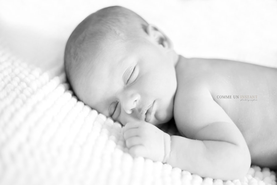 photographe pro bebe, nouveau né studio, nouveau né, photographe professionnelle noir et blanc, reportage photographe nouveau né en train de dormir