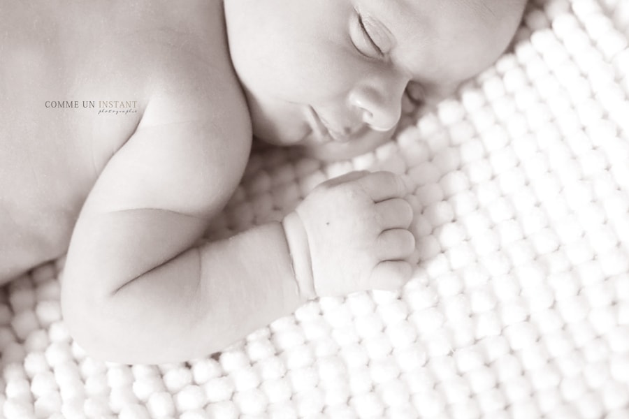 photographie sépia - petites mains - nouveau né studio - photographe nouveau né en train de dormir - shooting bébés en centre ville de Sannois (95110 Val d'Oise 95) - nouveau né