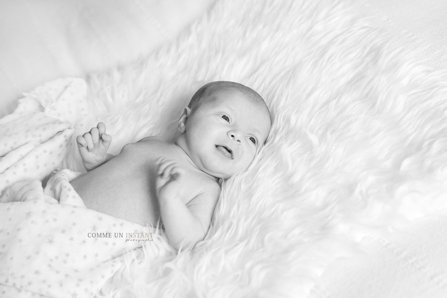 photographe à domicile noir et blanc - photographe a domicile de nouveau ne - photographe professionnelle nouveau né studio - bébé - nouveau né