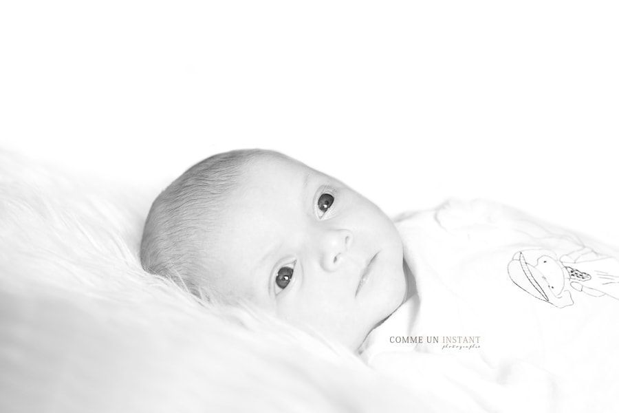 photographe professionnelle nouveaux nes sur Versailles (78000 Yvelines 78) - shooting à domicile nouveau né - bébé - noir et blanc - nouveau né studio