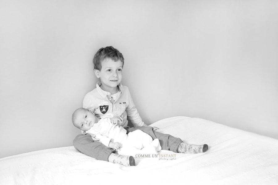 shooting bébé - photographe professionnelle bebe en centre ville de Vincennes (94300 Val de Marne 94) - shooting à domicile nouveau né - shooting noir et blanc - photographe a domicile nouveau né studio