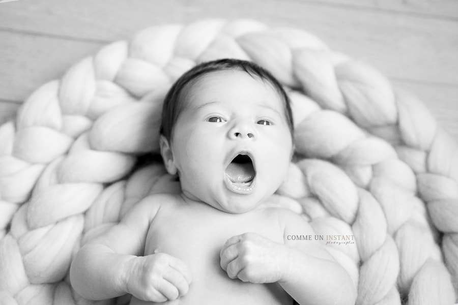 shooting à domicile nouveau ne - bébé vietnamien - reportage photographe nouveau né studio - bébé asiatique - noir et blanc