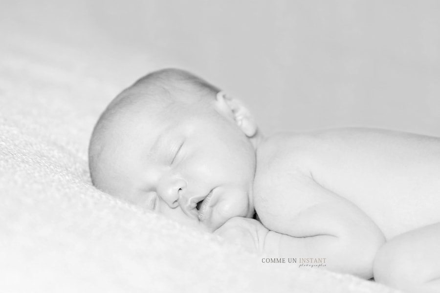 nouveau né en train de dormir - noir et blanc - reportage photographe bébé - bébé studio - photographe a domicile bébé en train de dormir - photographe à domicile nouveau né studio