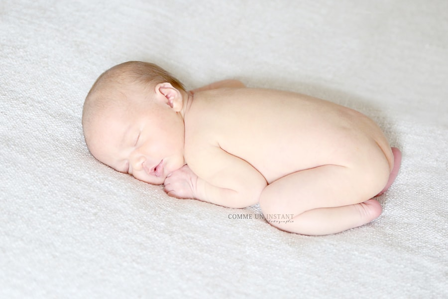 nouveau né en train de dormir, shooting à domicile bébé studio, nouveau né studio, shooting à domicile bébé en train de dormir, photographe pro de bebes a Versailles (78000 Yvelines 78)