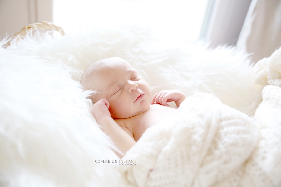 nouveau né studio, bébé en train de dormir, reportage photographe bébé studio, shooting à domicile pour nouveaux nés à Paris 75 au niveau du Pont Alexandre III et du Sacré Coeur, shooting à domicile nouveau né en train de dormir