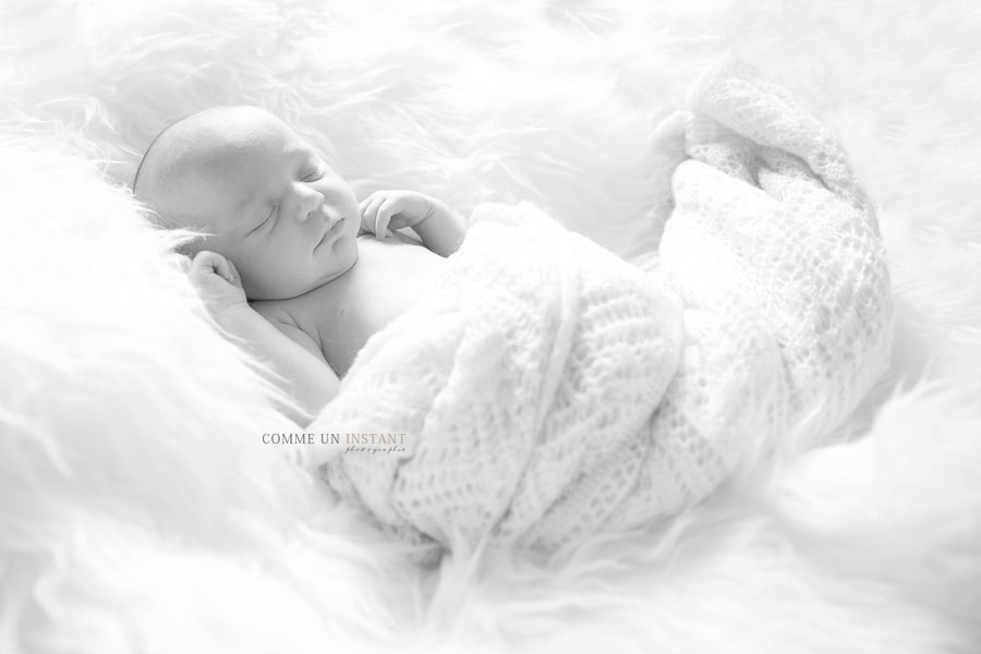 bébé en train de dormir, nouveau né studio, photographe pour nouveau ne en plein coeur de Versailles (78000 Yvelines 78), nouveau né en train de dormir, shooting à domicile bébé studio, noir et blanc