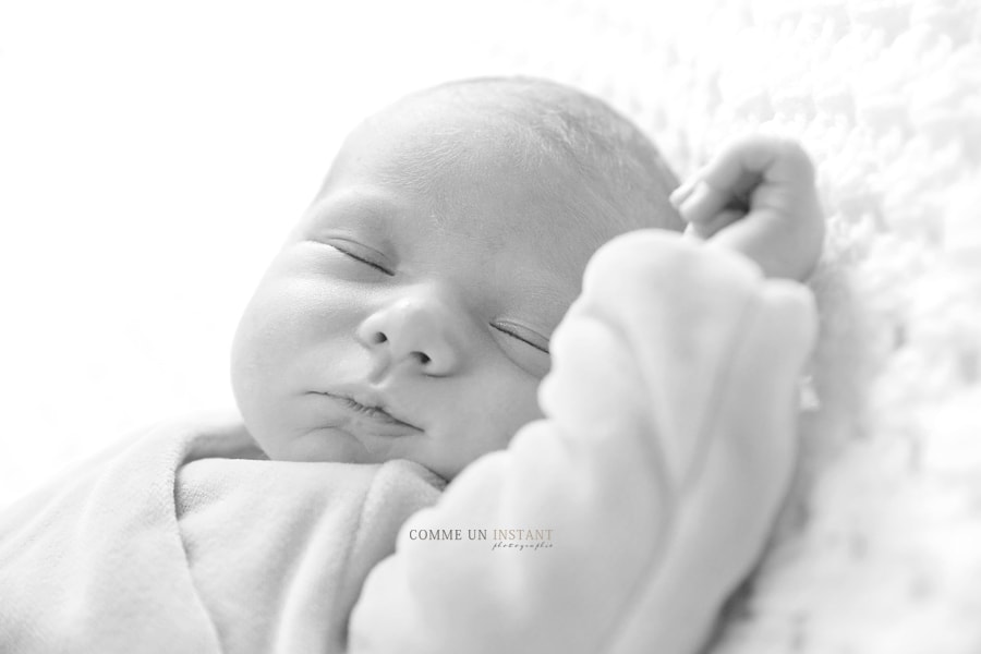 nouveau né studio, photographe pro nouveau né en train de dormir, photographe pro noir et blanc, photographe professionnelle nouveau né, shooting pour bebe sur Paris 75 proche des Champs de Mars, de la Tour Montparnasse et du Pont Alexandre III, photographe professionnelle bébé, photographe pro bébé en train de dormir