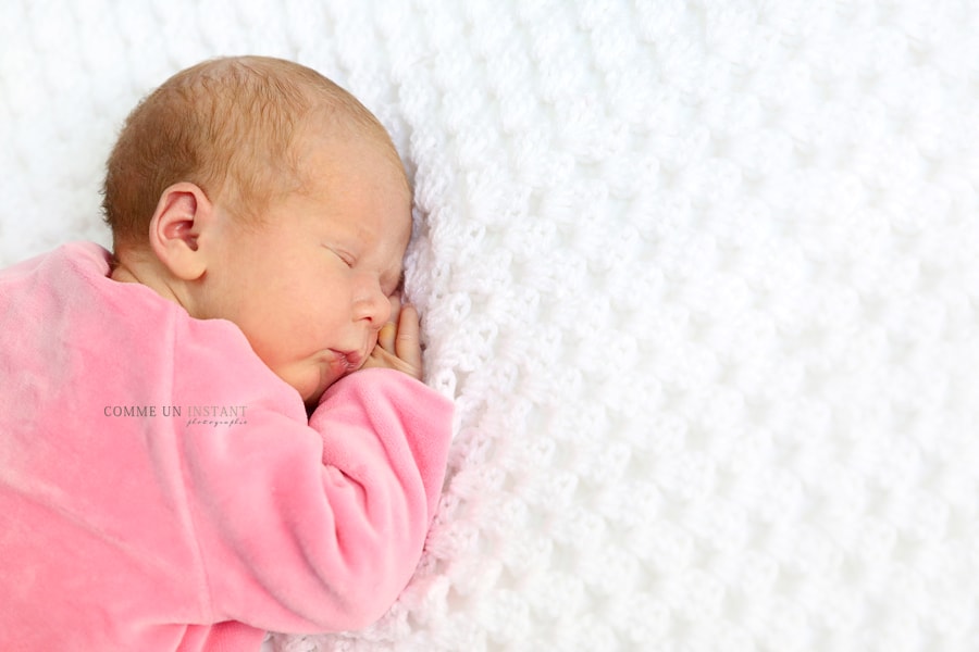 photographie nouveau né en train de dormir - nouveau né - nouveau né studio - photographe amour - bébé en train de dormir - bébé - shooting pour nouveaux nés à Vincennes (94300 Val de Marne 94)