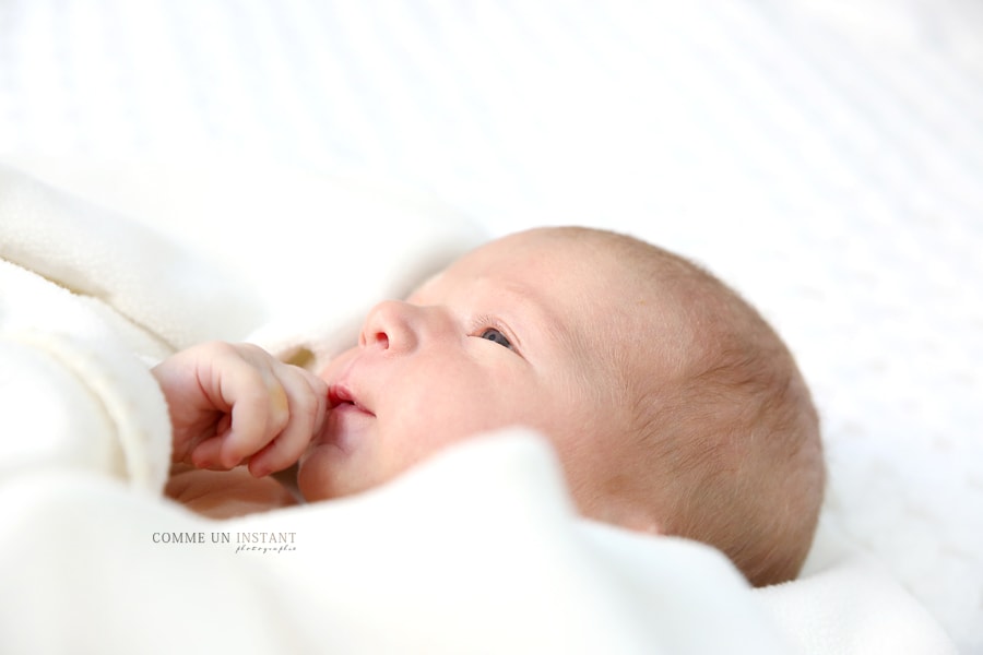 bébé en train de dormir - bébé - bébé studio - photographe a domicile nouveau né studio - nouveau né - photographie nouveaux nés