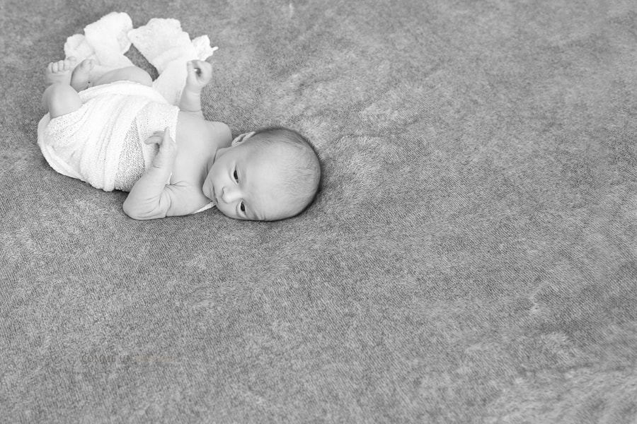 photographe pour nouveau né a Maisons Alfort (94700 Val de Marne 94) et sa région, noir et blanc, photographie nouveau né, nouveau né studio, photographe professionnelle bébé
