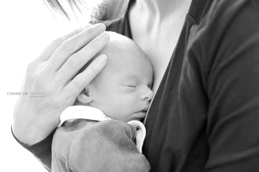 nouveau né studio - photographe pro famille studio - bébé en train de dormir - famille - bébé - nouveau né en train de dormir - nouveau né - photographe professionnelle bébé studio - photographe a domicile nouveaux nes en plein coeur de Paris 75 et sa région au niveau de la Tour Montparnasse, de la Tour Eiffel et de Montmartre