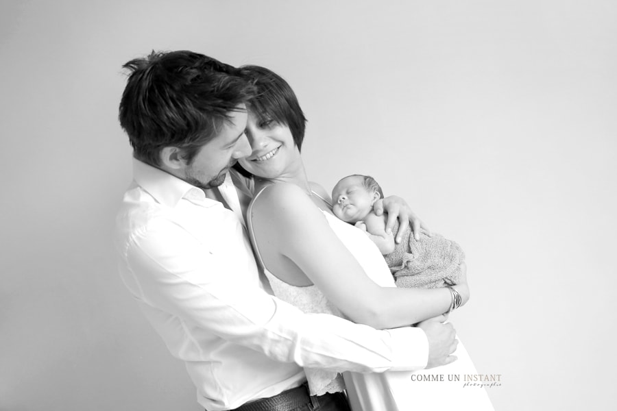 bébé - shooting nouveau né studio - shooting à domicile bébé studio - photographe à domicile nouveau né - bébé en train de dormir - nouveau né en train de dormir - photographe a domicile famille - photographe professionnelle amour - photographe professionnelle famille studio - photographie de bébés à Sannois (95110 Val d'Oise 95) et sa région - noir et blanc