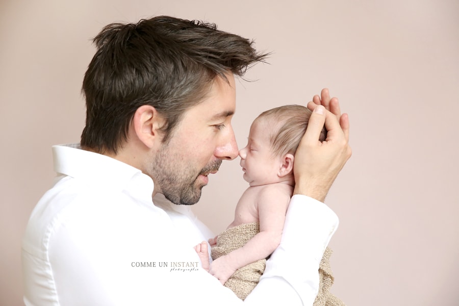 bébé en train de dormir - amour - famille studio - famille - photographe nouveau né en plein coeur de Maisons Alfort (94700 Val de Marne 94) - nouveau né - shooting à domicile bébé studio - photographe pro nouveau né en train de dormir - bébé - photographie nouveau né studio