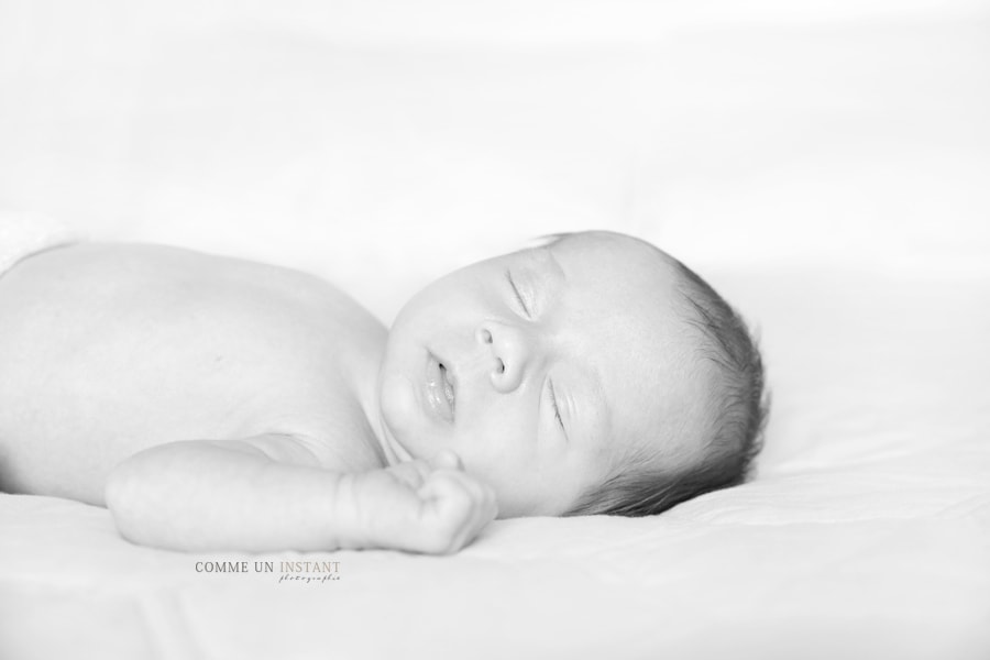 shooting de bébé - bébé studio - bébé - nouveau né - photographe nouveau né studio - photographe pro bébé en train de dormir - photographe nouveau né en train de dormir - noir et blanc