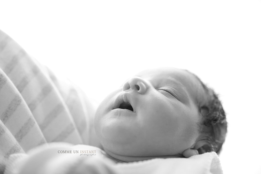 photographe professionnelle de bébés en plein coeur de Paris 75 tout près du Panthéon, du Trocadero et de l'Arc de Triomphe, photographe a domicile noir et blanc, nouveau né en train de dormir, nouveau né studio