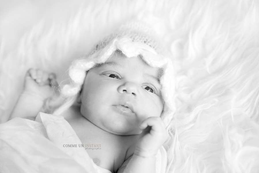 reportage photographe bébés, photographe professionnelle noir et blanc, nouveau né studio