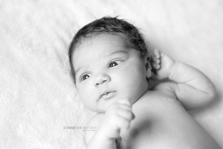photographe nouveau né studio - reportage photographe noir et blanc - reportage photographe pour bébé