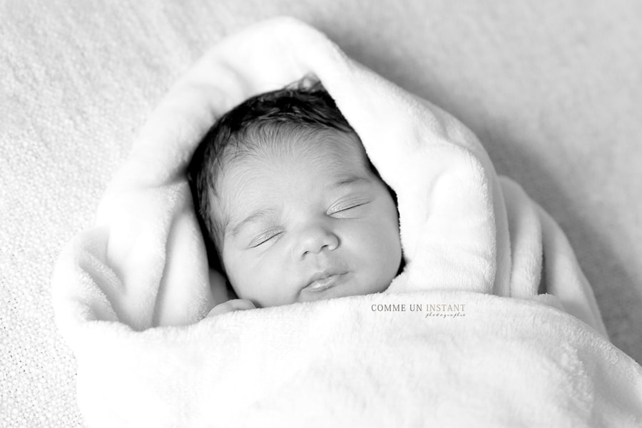 photographe nouveau né studio - photographe bébé en centre ville de Sèvres (92310 Hauts de Seine 92) - petites mains - noir et blanc