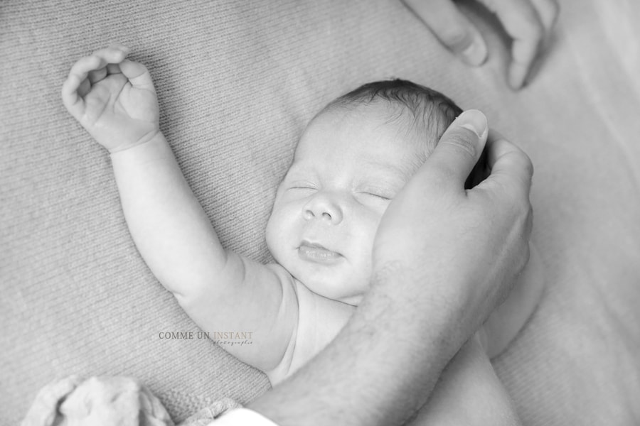 nouveau né studio, photographe professionnelle amour, photographie bébé en train de dormir, bébé, nouveau né, bébé studio, nouveau né en train de dormir, photographe pour bébés a Alfortville (94140 Val de Marne 94), noir et blanc