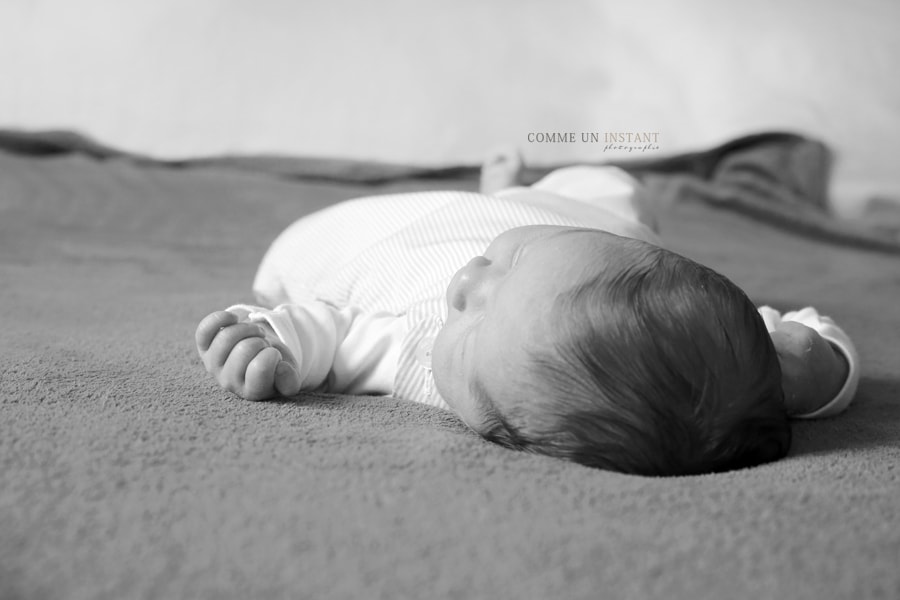 nouveau né - bébé - nouveau né en train de dormir - shooting à domicile pour bebe - nouveau né studio - noir et blanc - photographe amour - bébé studio