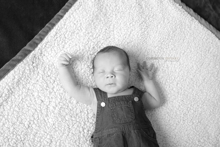 shooting bébé studio - photographe à domicile nouveau né en train de dormir - nouveau né studio - photographe bébé en train de dormir - bébé - amour - noir et blanc - photographe pro pour bebe a Alfortville (94140 Val de Marne 94) et sa région - nouveau né