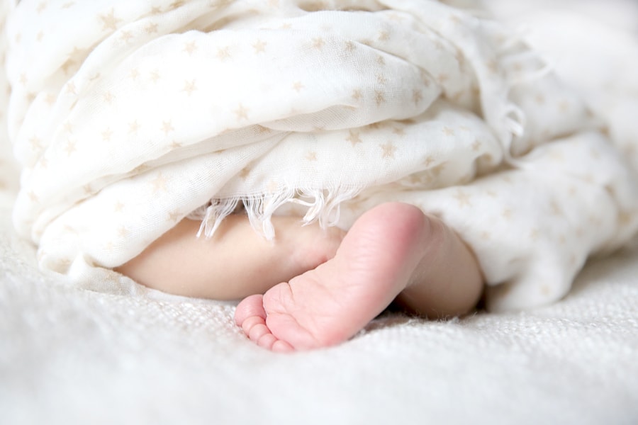 photographe à domicile nouveau né en train de dormir, nouveau né studio, petits pieds, petit peton, photographe a domicile pour bebe a Sannois (95110 Val d'Oise 95) et sa région, photographe nouveau né