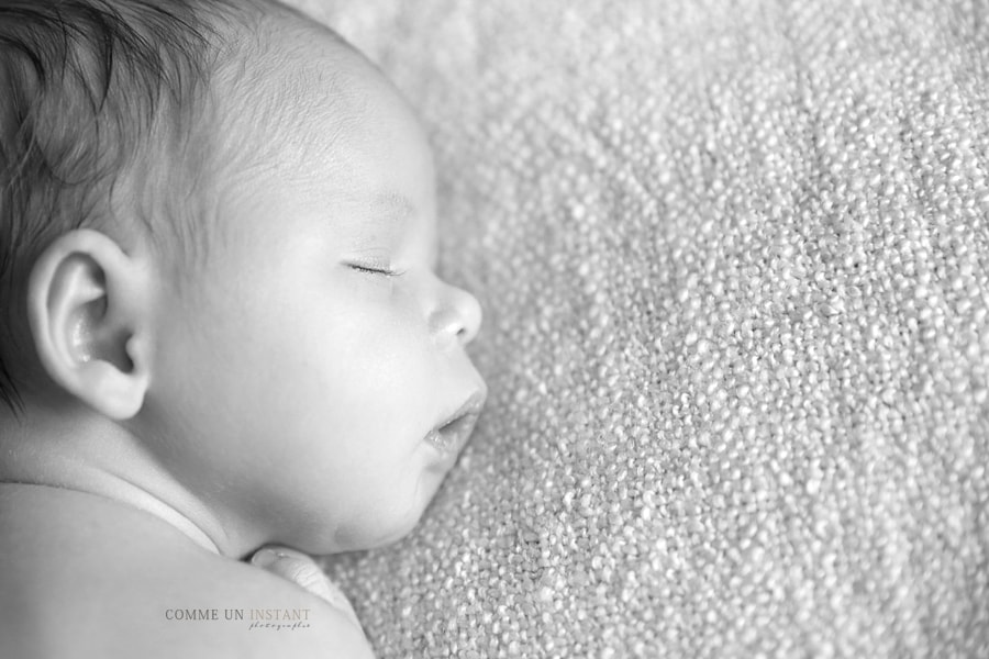 photographe professionnelle nouveau né studio - photographe noir et blanc - nouveau né - nouveau né en train de dormir - photographe de nouveaux nés sur Montmorency (95160 Val d'Oise 95)
