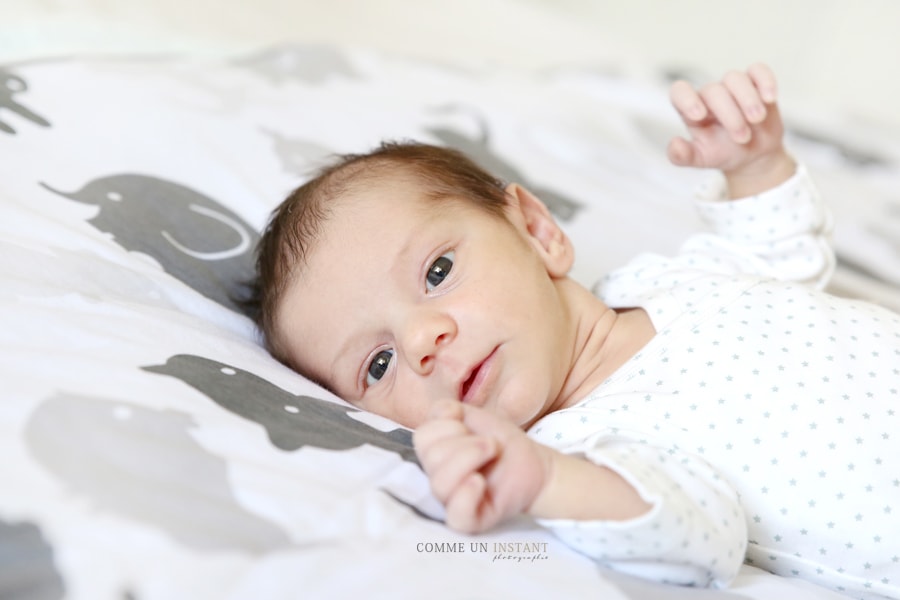 photographe professionnelle de bébés en centre ville de Paris 75 du côté de la Concorde et des Invalides