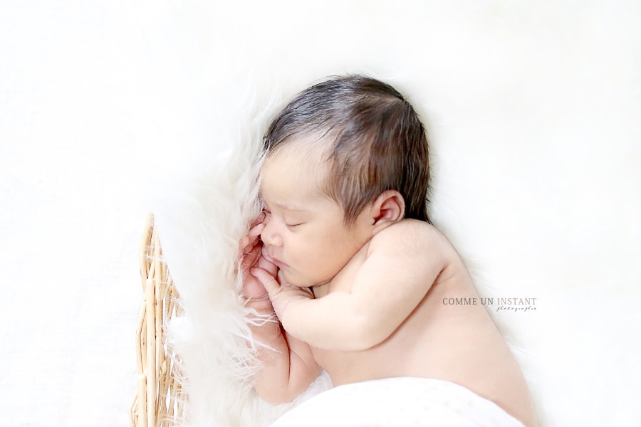 photographe pro pour nouveaux nés - nouveau né studio - bébé en train de dormir - petites mains - shooting bébé studio - bébé - photographie nouveau né en train de dormir - nouveau né