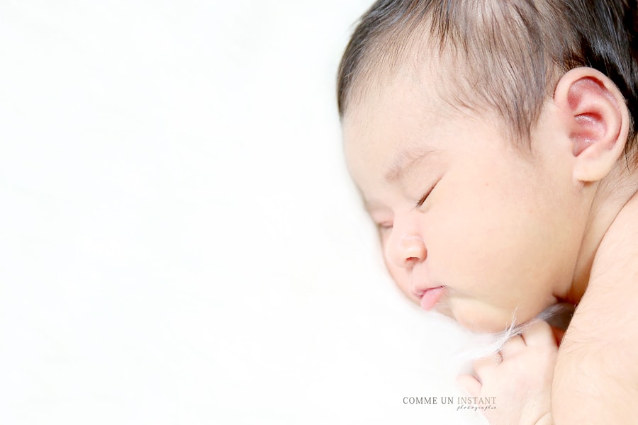 nouveau né en train de dormir, nouveau né, bébé en train de dormir, photographe à domicile bébé, reportage photographe nouveaux nes sur Montmorency (95160 Val d'Oise 95) et sa région, bébé studio