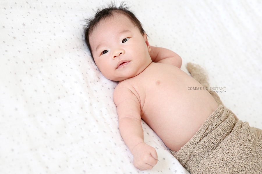 shooting à domicile bébé - shooting bébé studio - bébé asiatique - photographe à domicile de bébés