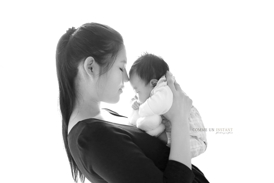 famille - shooting bébé studio - shooting pour bébé en centre ville de Montmorency (95160 Val d'Oise 95) - famille asiatique - shooting à domicile bébé - photographe pro noir et blanc - shooting à domicile bébé asiatique