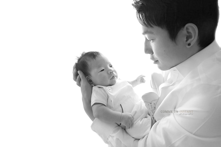 photographe professionnelle de bebe, bébé, famille asiatique, bébé studio, bébé asiatique, noir et blanc, shooting à domicile famille