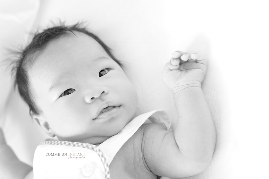 photographe pro bébé - photographe professionnelle de bebe - noir et blanc - bébé asiatique - photographe pro bébé studio